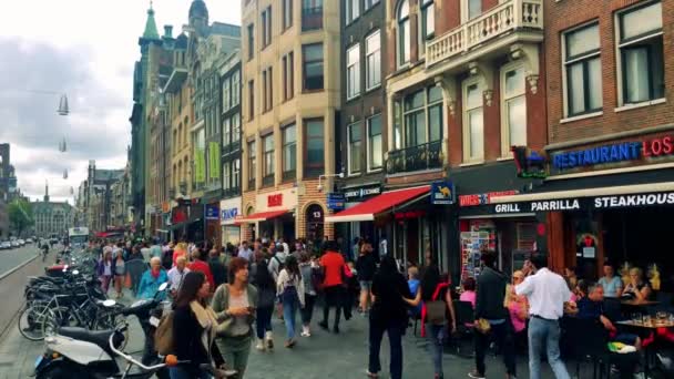 Tiendas y un restaurante en una calle concurrida de una pintoresca ciudad — Vídeos de Stock