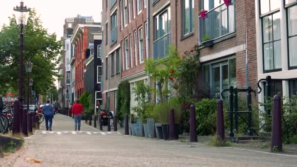 Mensen lopen in lege straat — Stockvideo