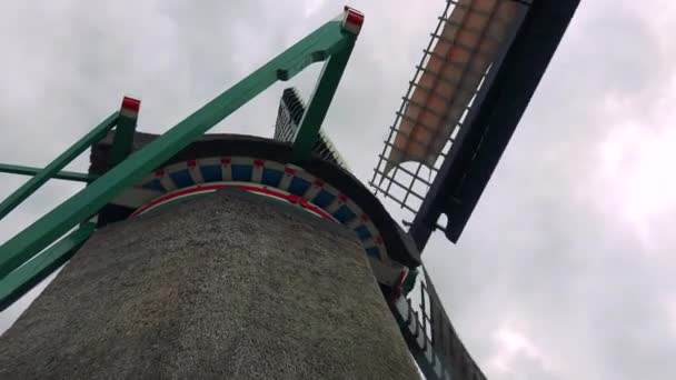 La pared de un molino de viento, la paleta a la derecha gira en el viento — Vídeo de stock