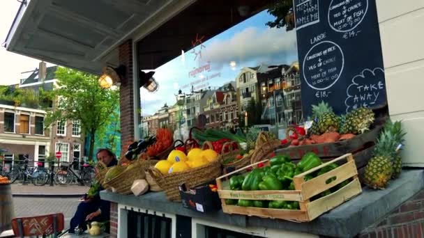 Фрукты и овощи в корзинах — стоковое видео