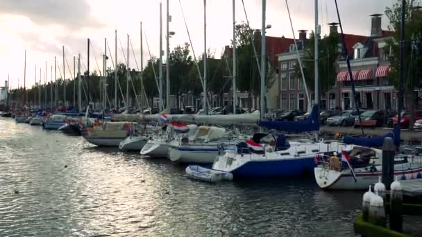 Båtar som är parkerad i en rad i ett tättbebyggt område — Stockvideo