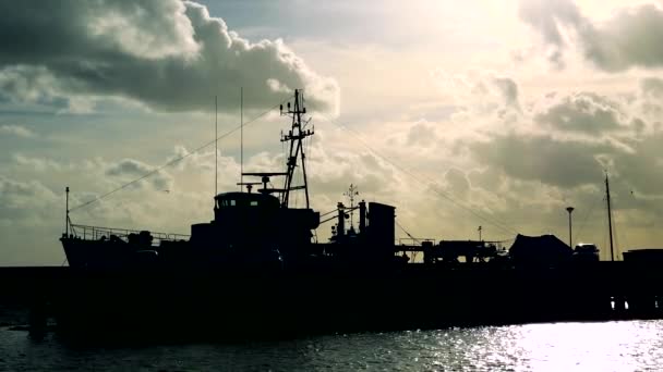 Barco estacionado en un muelle — Vídeo de stock