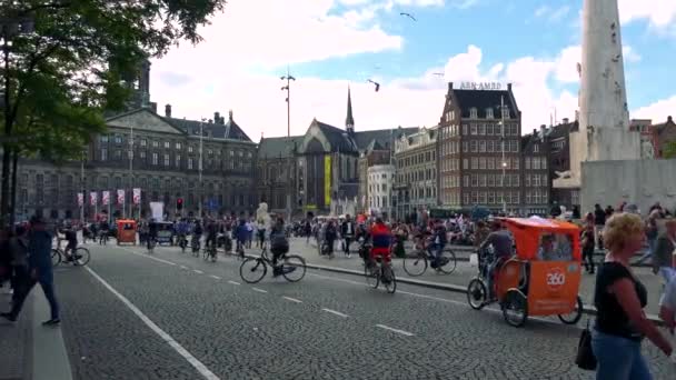 Kasaba meydanında insanlara — Stok video