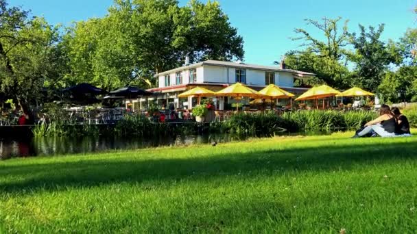 Restaurant met terras in de buurt van rivier — Stockvideo