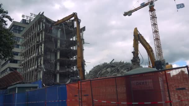 Zarar görmüş bir apartman inşası — Stok video