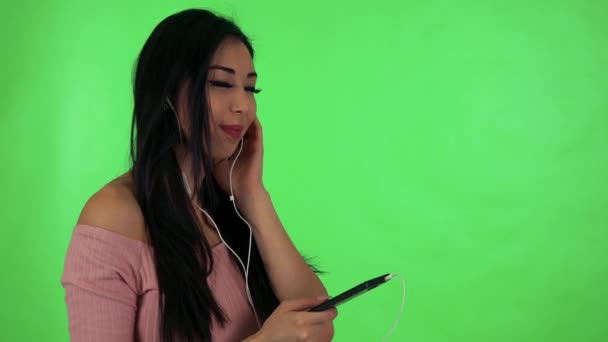 Ασιατική γυναίκα ακούγοντας μουσική — Αρχείο Βίντεο