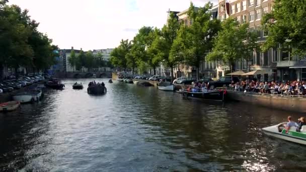 Barche sul fiume in città — Video Stock