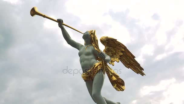 Una statua di un angelo con parti dorate dal basso — Video Stock