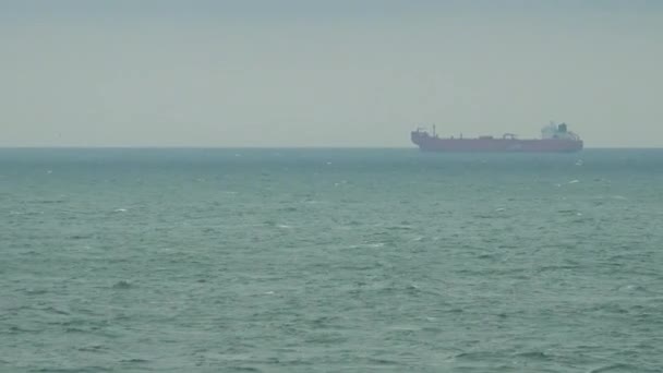 Een schip vaart over het oppervlak van een woelige zee — Stockvideo