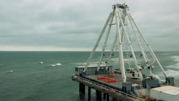 Un mecanismo especial a orillas del mar — Vídeos de Stock