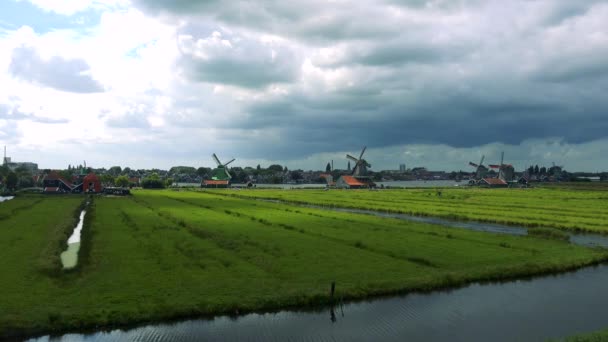 Een rivier loopt door een plattelandsgebied — Stockvideo