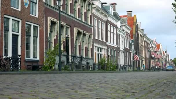 Auto rijdt door een stad straat — Stockvideo