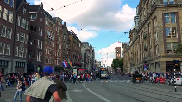 Занятая улица традиционно смотрящего города — стоковое видео
