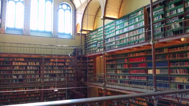 Biblioteca del museo antiguo — Vídeo de stock