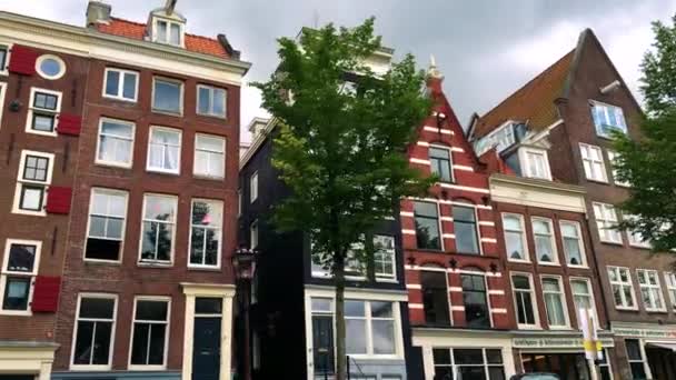 Traditionellt ser byggnader av en pittoresk stad — Stockvideo