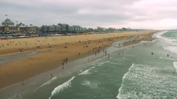 Ludzi na plaży w pochmurny dzień — Wideo stockowe