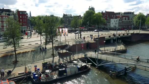 Лодка припаркована на берегу реки — стоковое видео