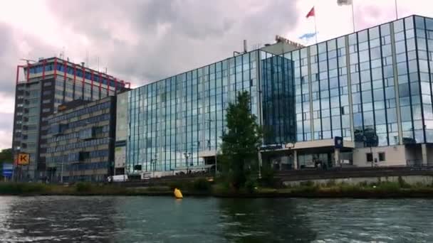 Biura i budynki mieszkalne nad rzeką — Wideo stockowe