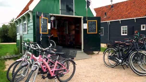 農村地域における建物の前に駐車したバイクのレンタル — ストック動画