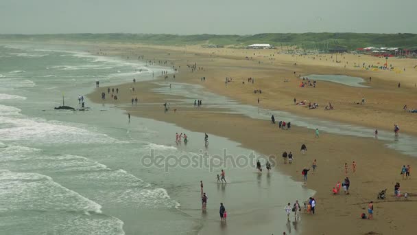 Людей на пляжі на Похмурий день — стокове відео