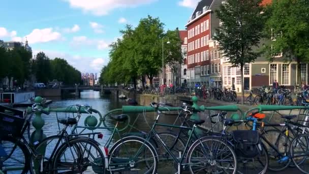 Велосипеды на мосту — стоковое видео