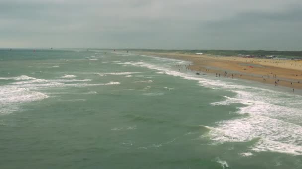 Турбулентная морская поверхность вокруг пляжа — стоковое видео