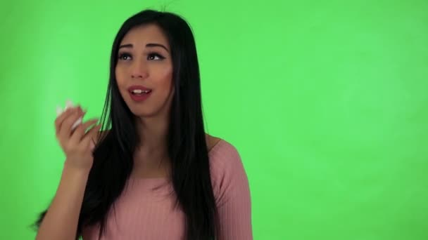 Aziatische vrouw waait neus — Stockvideo