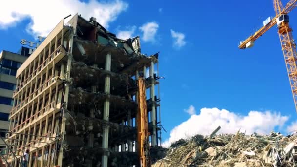 손상 된 아파트 건물의 재건 — 비디오