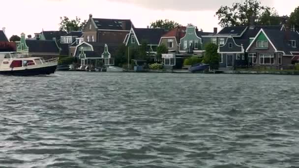 Un barco conduce por un río — Vídeo de stock