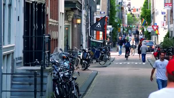 Gente caminando en la calle vacía — Vídeo de stock