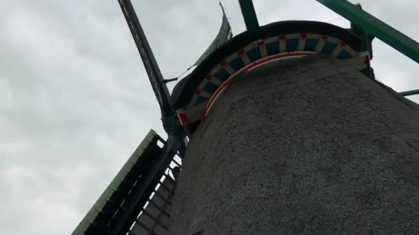 Die Wand einer Windmühle, die linke Schaufel dreht sich im Wind — Stockvideo