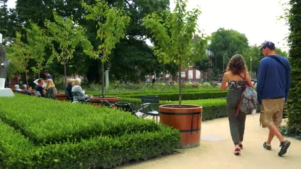 Valutasäkra runt gräsmattan vid Botaniska trädgården — Stockvideo