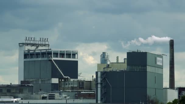 Una fábrica, un humo viene de la pila — Vídeo de stock