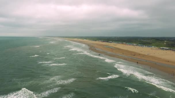 En turbulent havet ytbehandlar runt en strand — Stockvideo