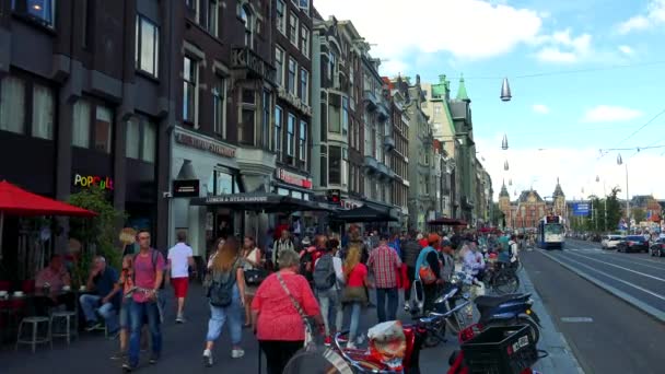 Gedrängter Bürgersteig in Straße — Stockvideo
