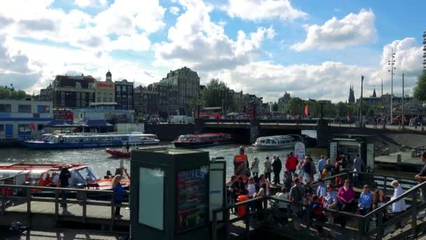 Üzerinde nehir tarafından wharf insanlar bekler — Stok video