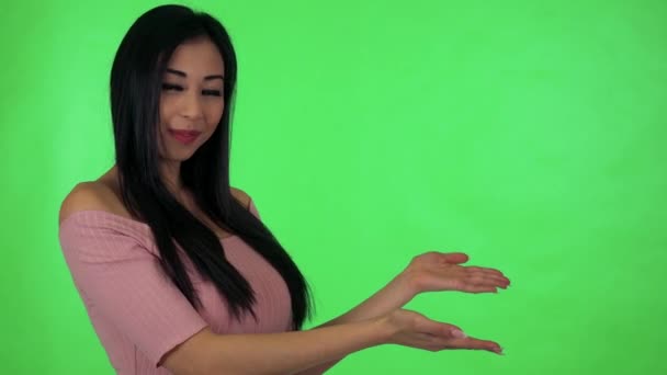 Asiatische Frau etwas einführen — Stockvideo