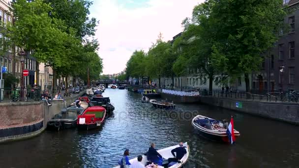 Лодки на реке в городе — стоковое видео
