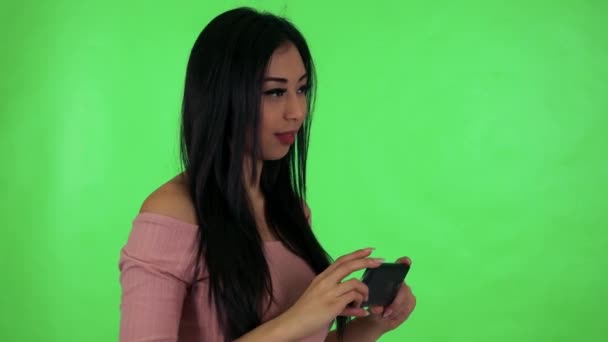 Aziatische vrouw fotograferen op smartphone — Stockvideo