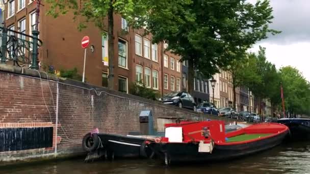 Bateaux garés en rangée sur un canal dans une ville — Video