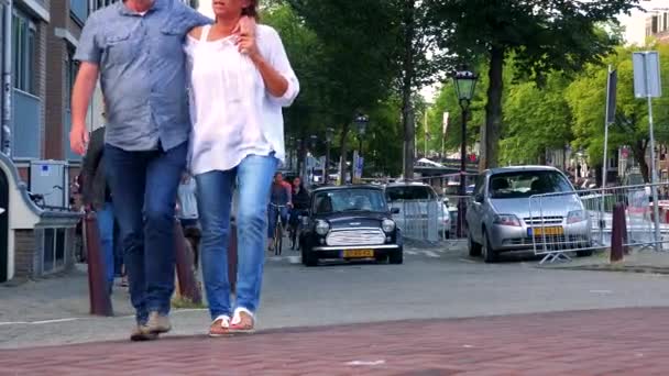 Gente caminando en calle concurrida — Vídeo de stock