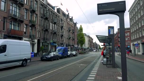 Arrêt de tramway dans une rue à moitié déserte — Video