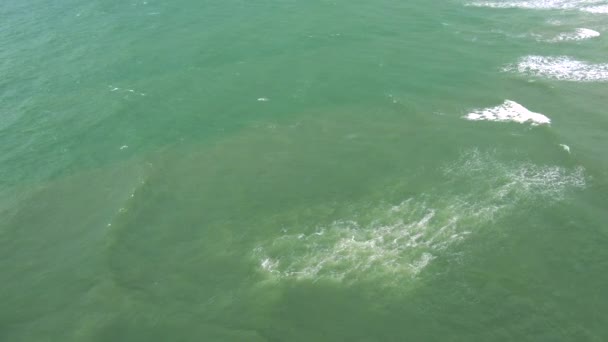 Eine turbulente Meeresoberfläche an einem bewölkten Tag — Stockvideo