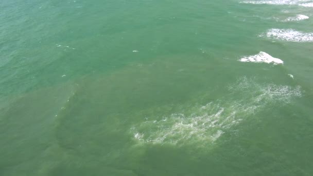 Una superficie turbulenta del mar en un día nublado — Vídeos de Stock