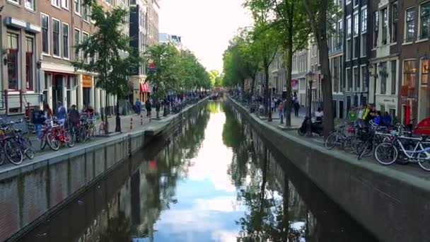 Река в традиционно смотрящем городе — стоковое видео