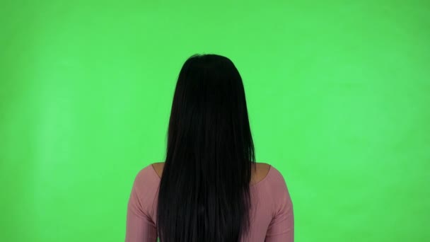 Asiatisk kvinna tittar in avståndet — Stockvideo
