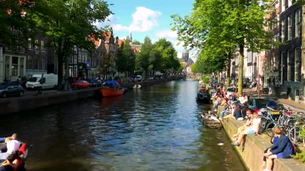 Barcos en el río en la ciudad — Vídeos de Stock