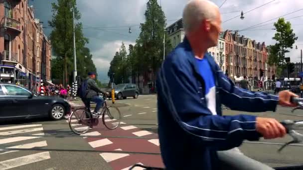 Fahrräder und Autos auf der Fahrbahn — Stockvideo