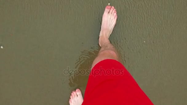 Las mareas marinas lavan los pies — Vídeo de stock