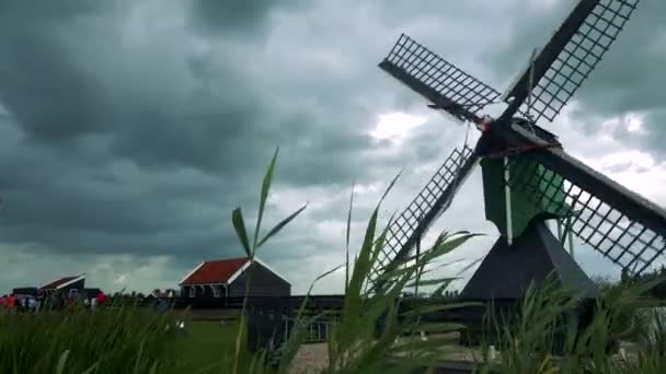 Windmolens draaiingen snel in de wind — Stockvideo